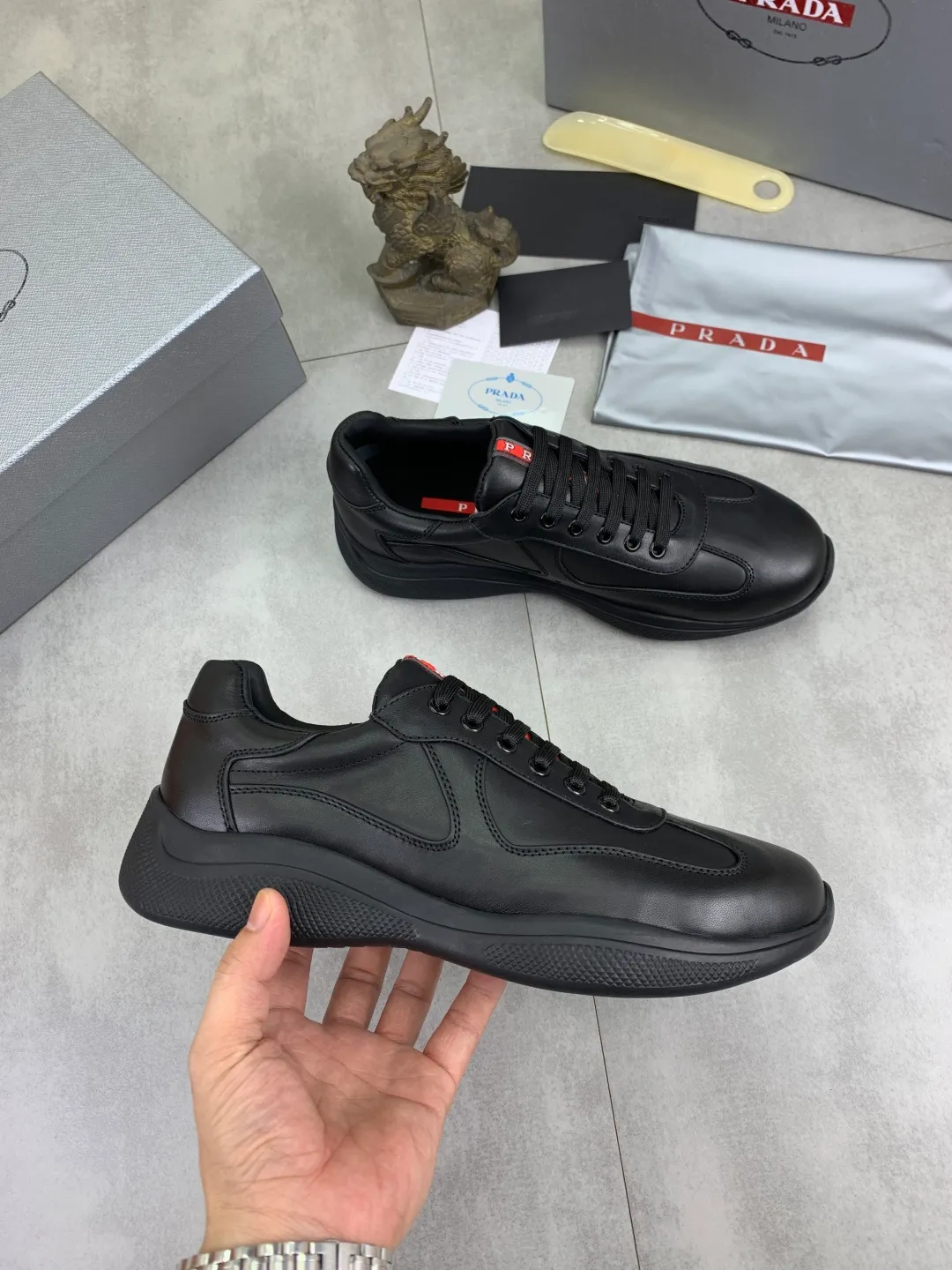 Men's Men's Shoes 💰P520 💰【New Style】 The latest model of high-quality PRADA classic men's shoes has been launched on the official website with a 1:1 replica, synchronized in Hong Kong counters, and on the same catwalk; all made of calfskin ➕Imported cowhide lining, 🍡🍡rubber The original outsole is 1:1 non-slip and wear-resistant; comfortable to wear, attractive in style, fine in workmanship, and equipped with a simple and neat shoe last, showing a man's boldness and toughness, 👍size 38 to 44 (45 can be customized) black White color🉑️choose